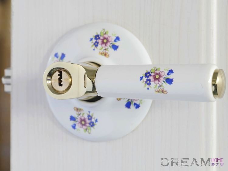 05SBTZ white and golden ceramic handle locks with blooming red flowers and blue flowers for bedroom/kitchen