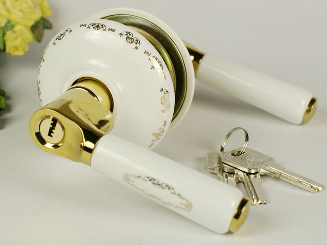 30SS-TZ white and silvery ceramic handle locks with golden embellishment for door