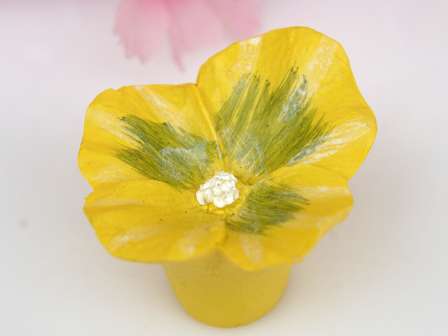 M5020 yellow four-petal flower with green ornament cartoon resin knobs for drawer/cabinet